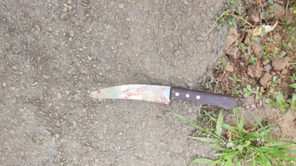 Faca usada por suspeito para golpear homem. (
