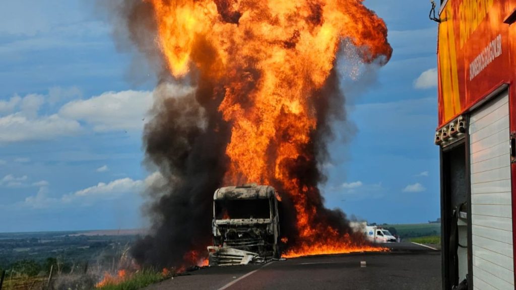 Incêndio em carreta, em 153, em Goiatuba.