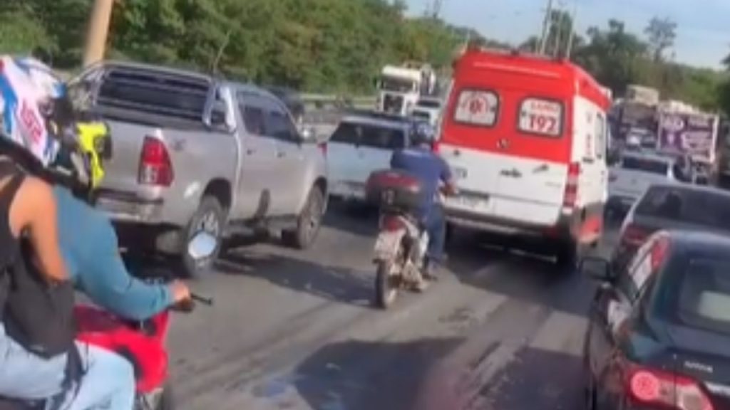 Imagem mostra trânsito congestionado na BR-153, em Aparecida de Goiânia.