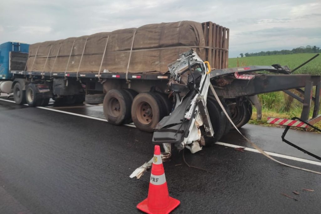 Uma pessoa morre e duas ficam feridas em acidente entre ambulância e caminhão na BR-060