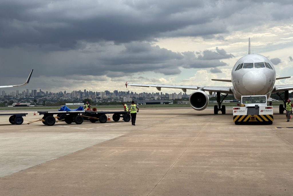 Passageira com bebê é indenizada após voo internacional rumo a Goiânia atrasar mais de 10h