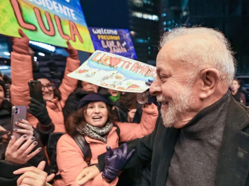 Lula chega a Berlim, onde reforça acordos em diversos setores