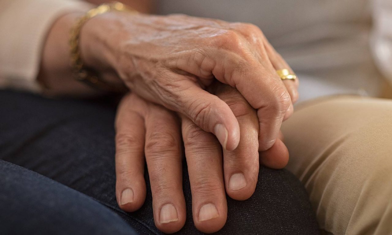 Idosos de mãos dadas provando que têm um relacionamento duradouro