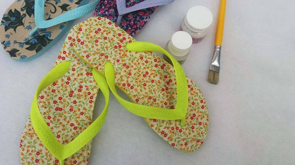 Sandálias estampadas e algumas utilidades do chinelo que vão além de calcar