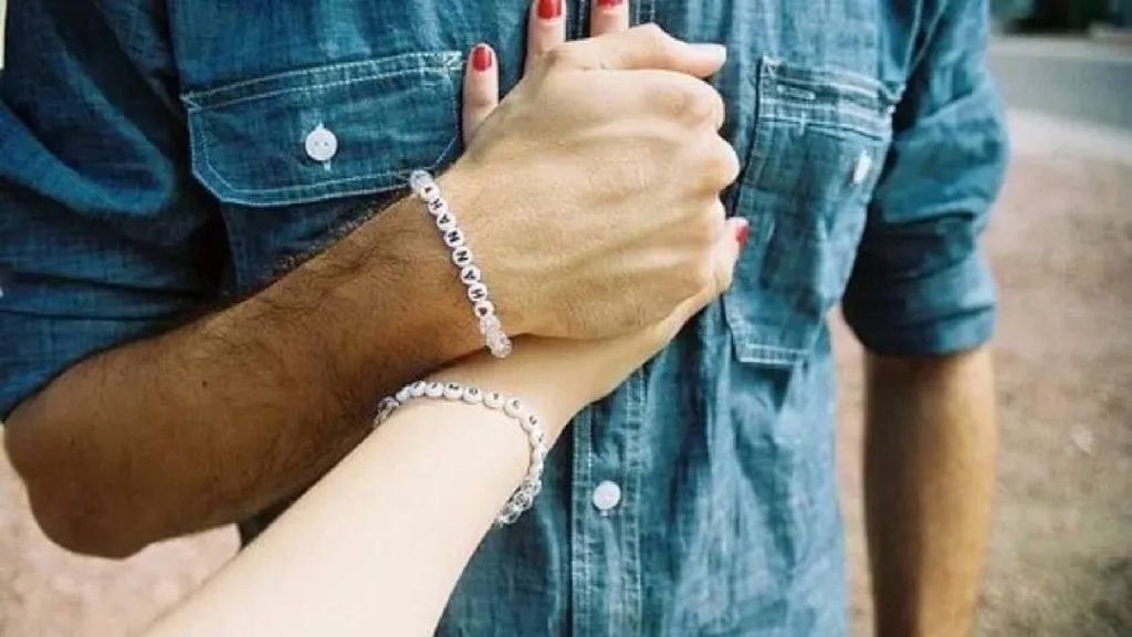 Mulher sendo acolhida pelo pelo namorado, sinal de que ele é um homem fiel nomes de homens