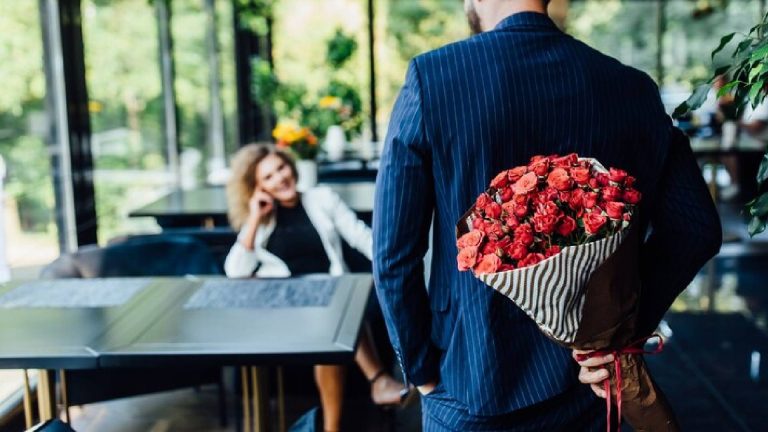 Um rapaz entregando flores para uma mulher, essas atitudes vem de tipos de homem que são raros