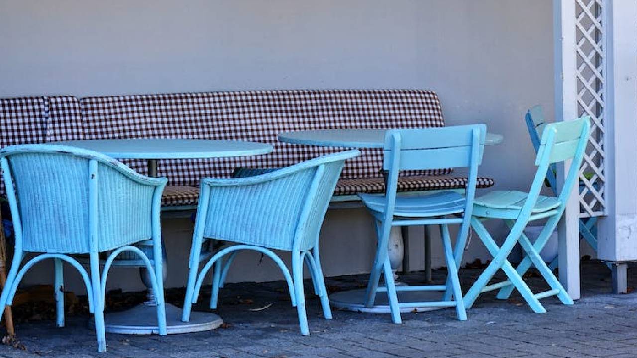 mesas e cadeiras