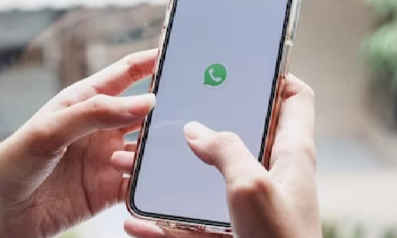 Pessoa mandando mensagem no WhatsApp, mande recados para quem você ama