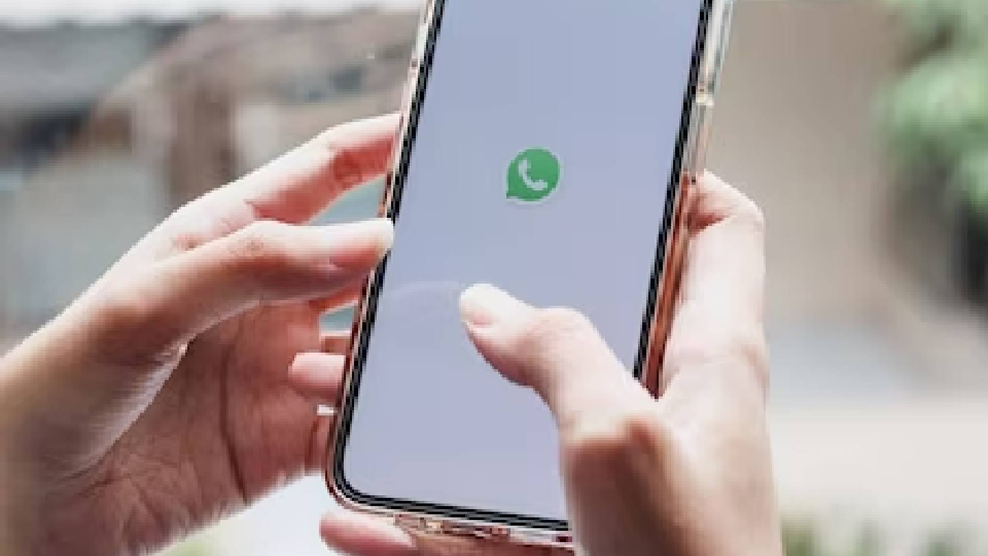 Pessoa mandando mensagem no WhatsApp, mande recados para quem você ama