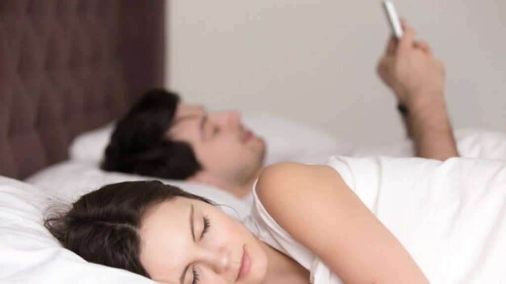 Homem traindo, simbolizando aqueles que costumam trair