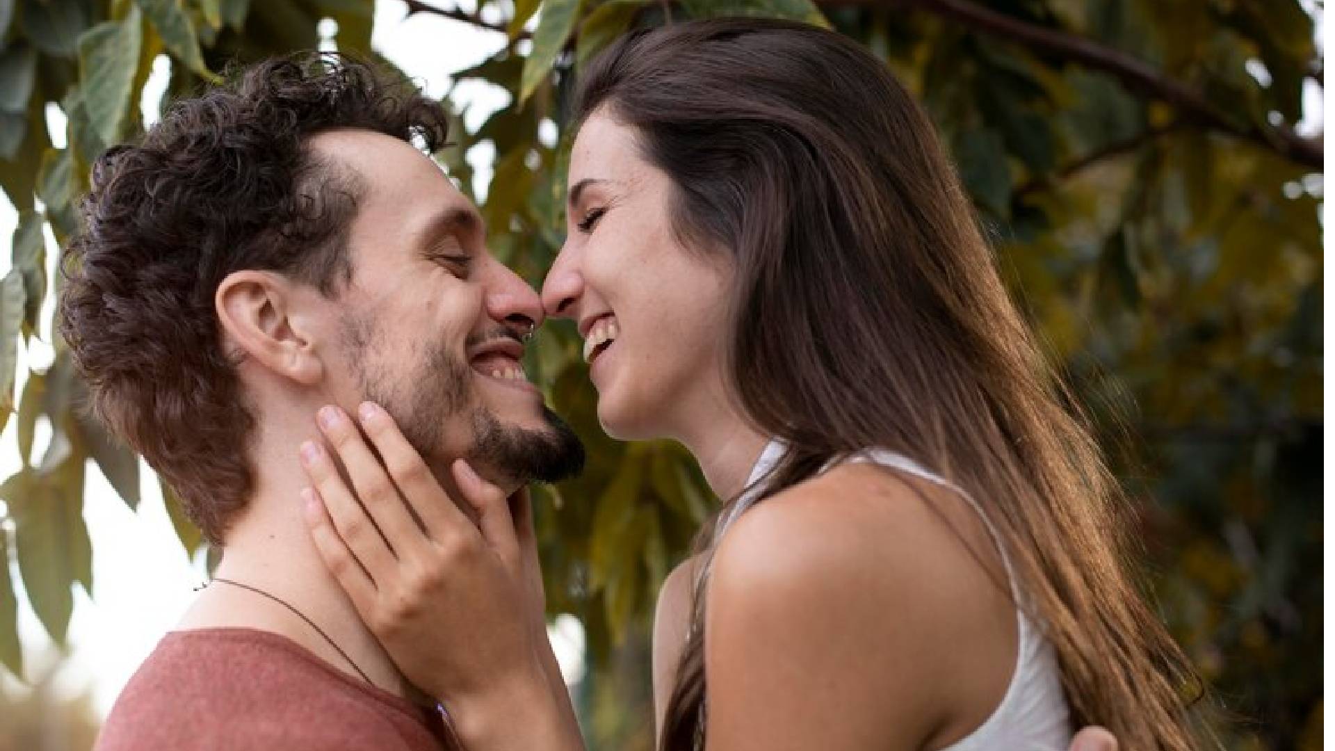 Casal apaixonada simbolizando coisas que mudam quando passa a namorar