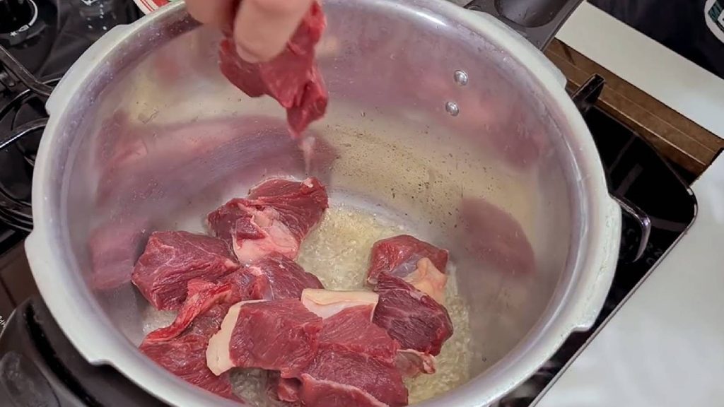 A carne ideal para assar na panela de pressão: sabor incrível e boa para almoço ou jantar