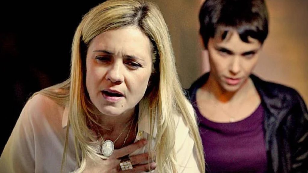 Nina e Carminha ilustrando as vilãs de novelas marcantes