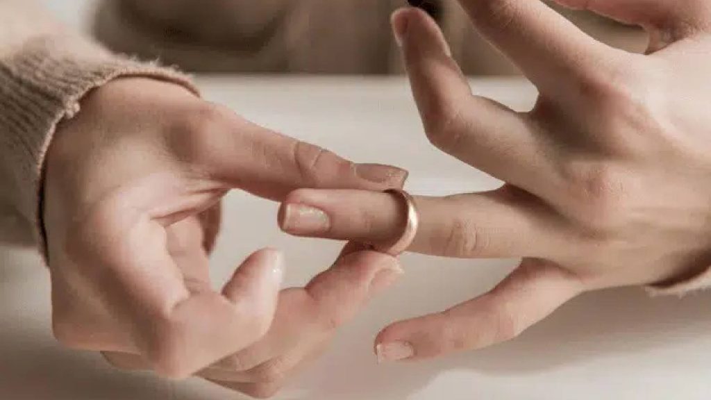 pessoa retirando a aliança - Sinais que estão levando seu relacionamento pra o fim