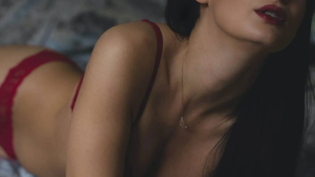 Mulher deitada na cama antes de uma noite de amor com o crush