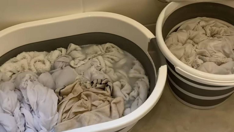 Recipientes com mistura para lavar roupas brancas