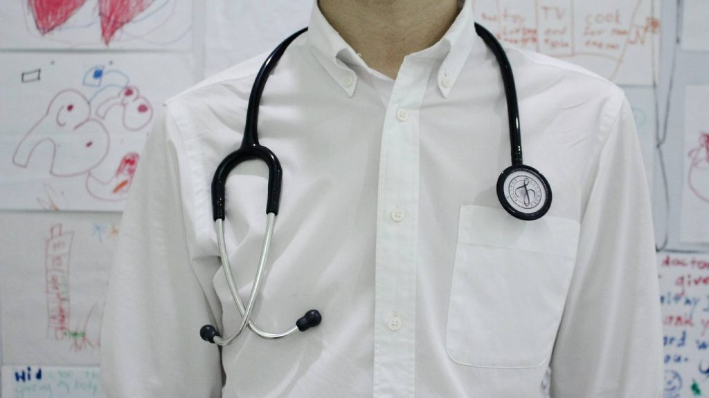 Profissional da saúde simbolizando o significado de cada palavra com mais de 20 letras