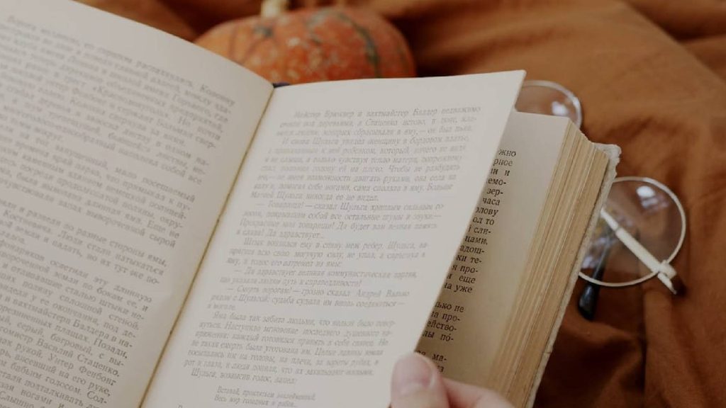 pessoas inteligentes Alguém lendo um livro, um sinal de uma pessoa que é inteligente