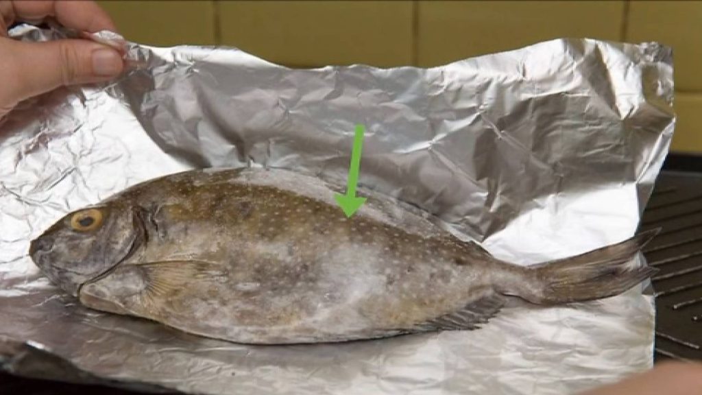 Receita de peixe ilustrando o lado certo de usar o papel alumínio