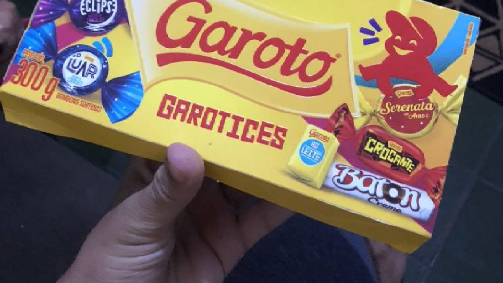 Pessoa segurando uma caixa de bombom, ilustrando os tipos de presentes que não agradam