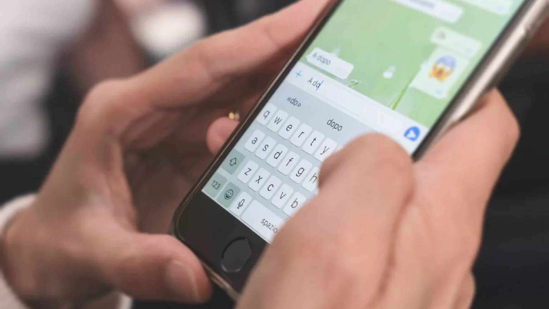 Pessoa escrevendo uma mensagem ilustrando recados para mandar depois de sair com alguém. 6 mensagens que uma pessoa que fala mal das outras costuma enviar no WhatsApp