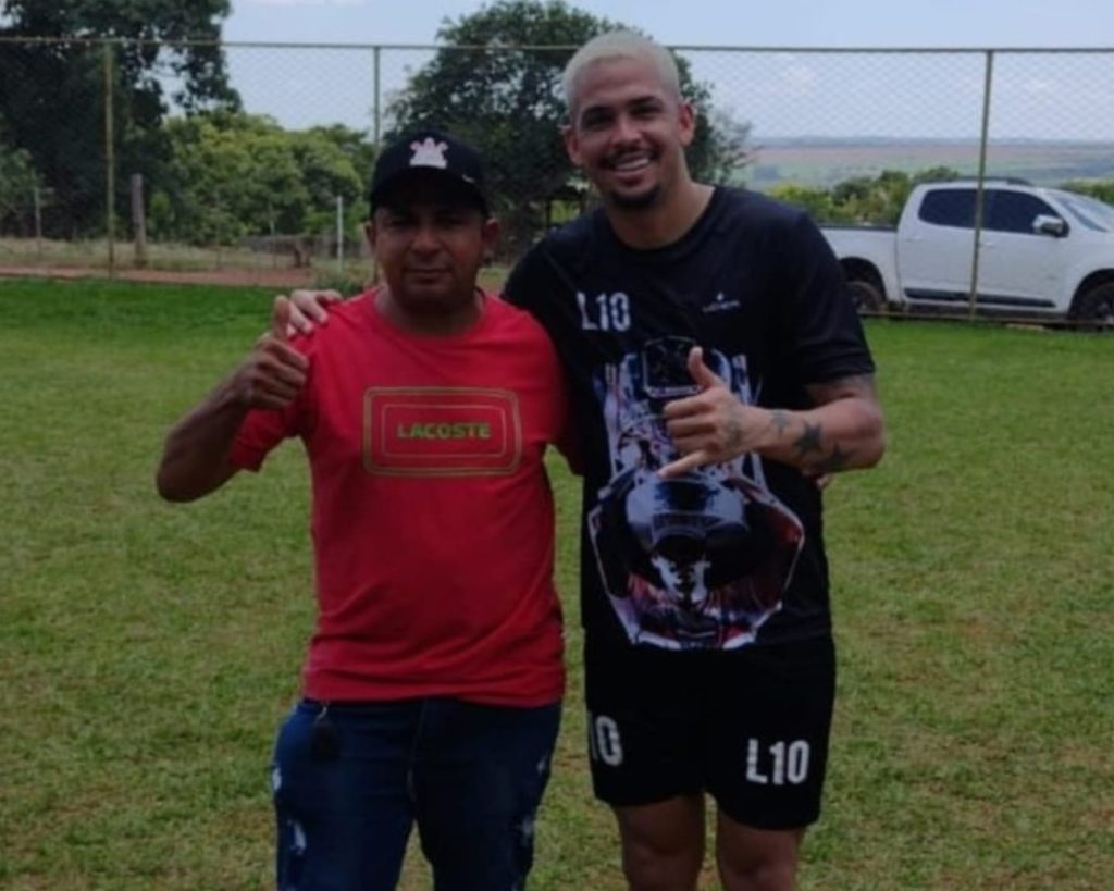 Camisa 10 do São Paulo surpreende fãs ao posar para foto em campinho de Anápolis