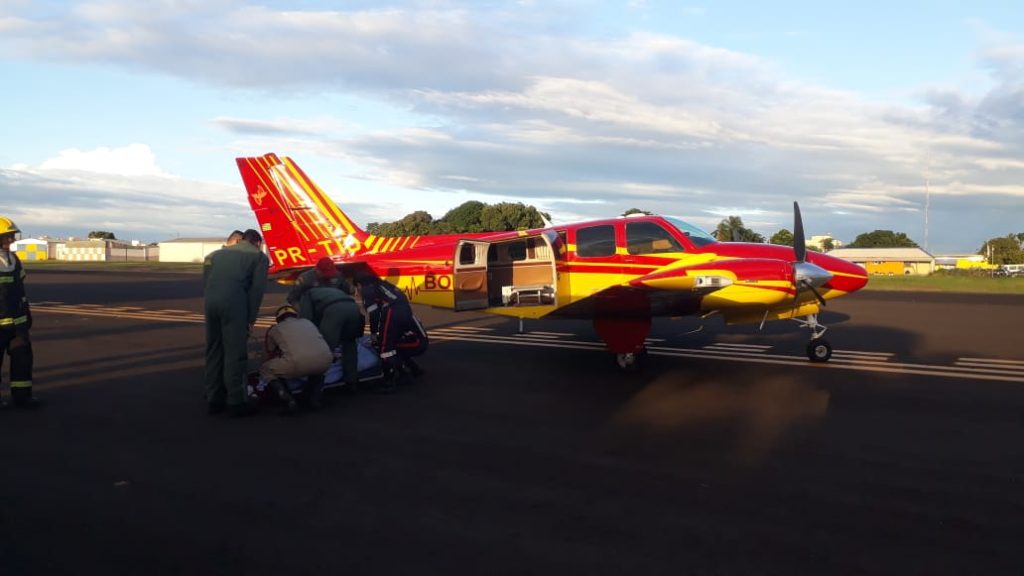 Bombeiros transportam mulher em aeronave após sério acidente doméstico