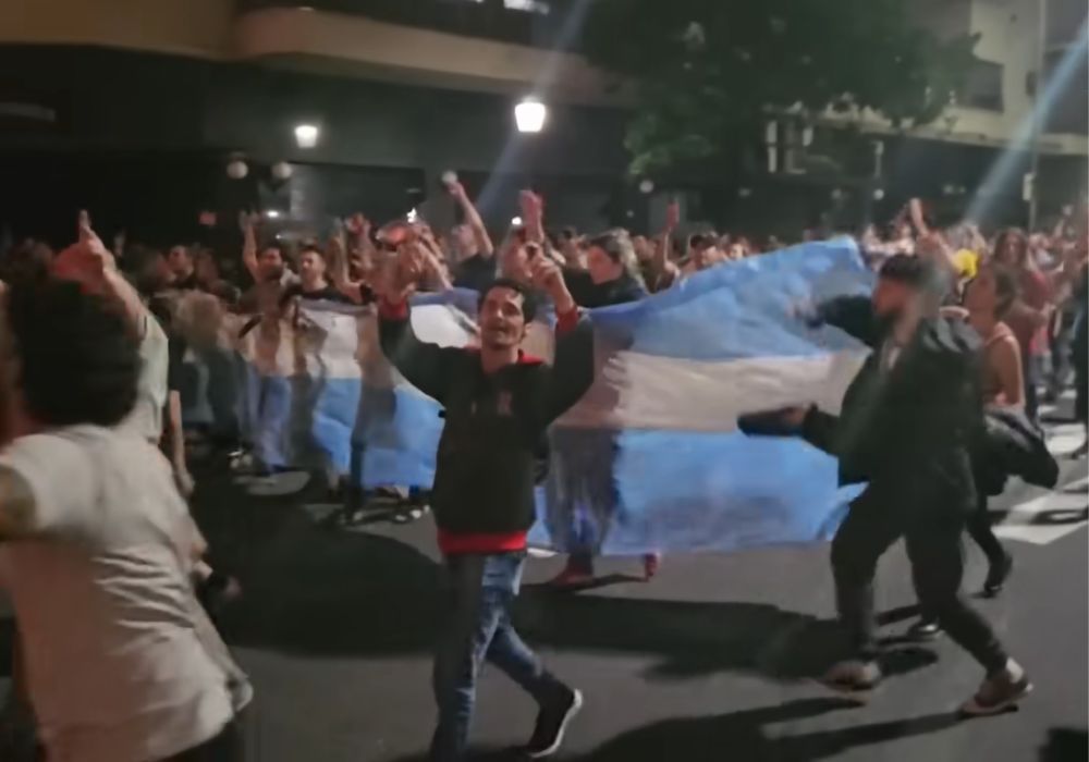 Manifestantes protestam contra série de decretos do presidente argentino Javier Milei. (Foto: Captura/YouTube) 