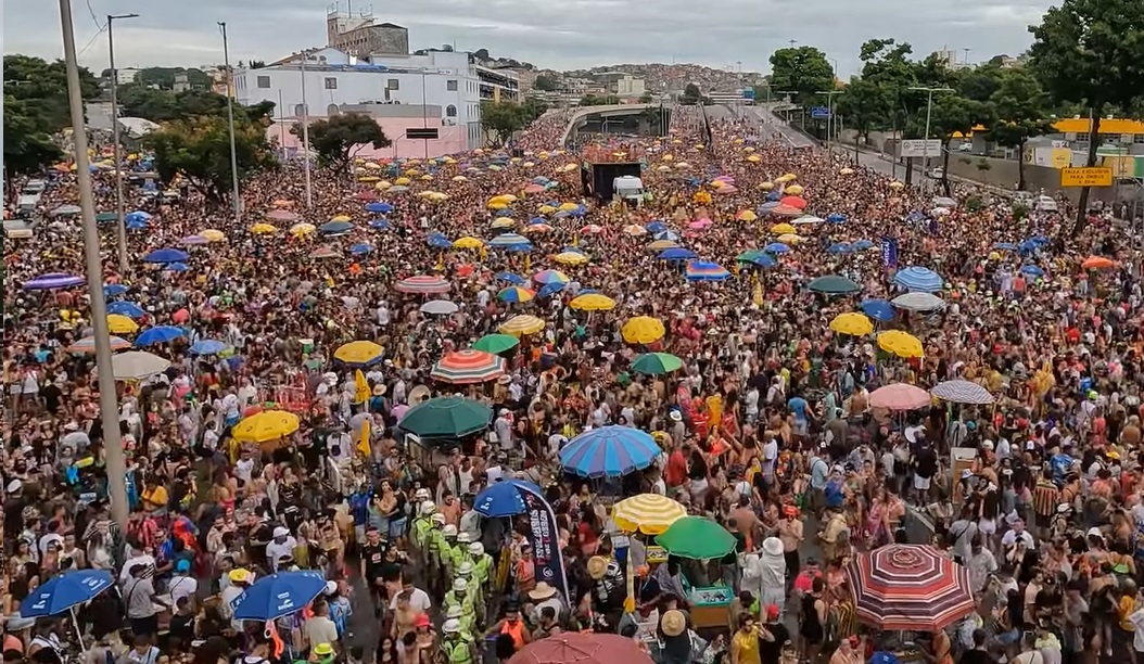 Calor castiga foliões que recorrem a guarda chuva, bonés e leques