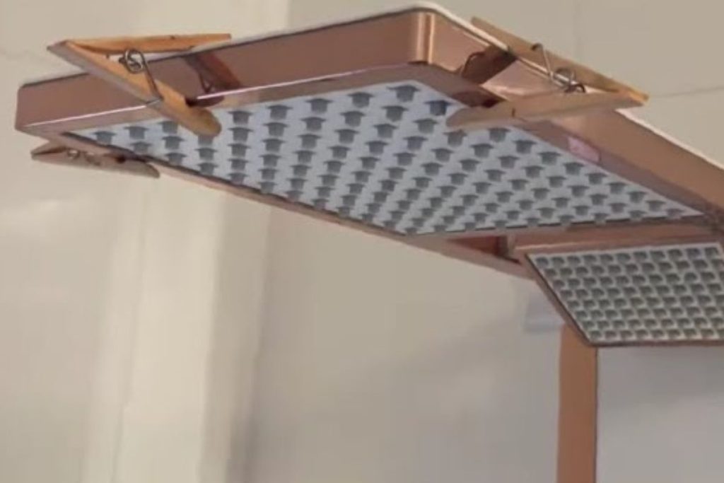 Entenda por que têm pessoas colocando prendedor de roupa no chuveiro