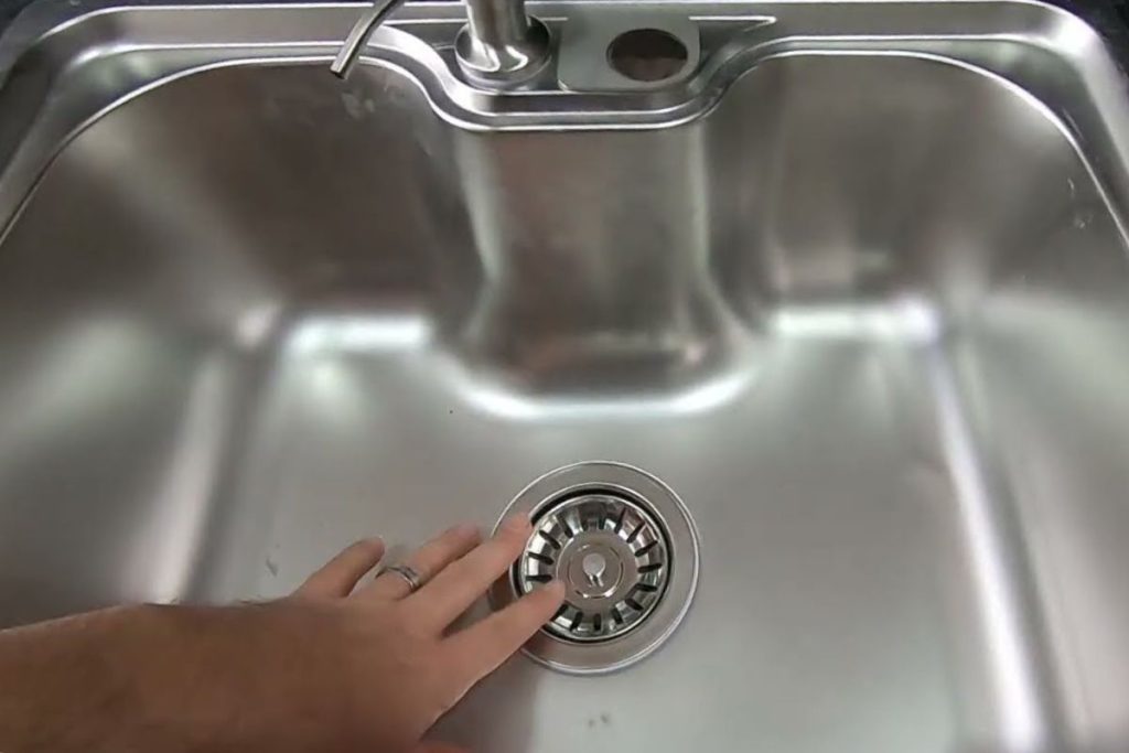 Dessa forma, você consegue tirar o cheiro de alho da mão em poucos segundos