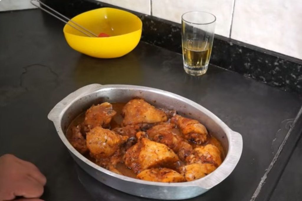 O segredo dos chefs para fazer frango assado macio e crocante