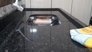 A técnica das faxineiras para tirar manchas de bancadas de mármore e granito sem danificar