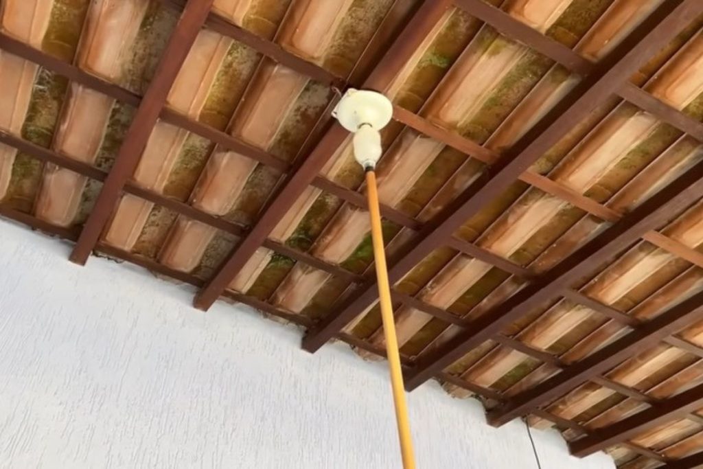 Profissional ensina como trocar lâmpada usando garrafa e cabo de vassoura