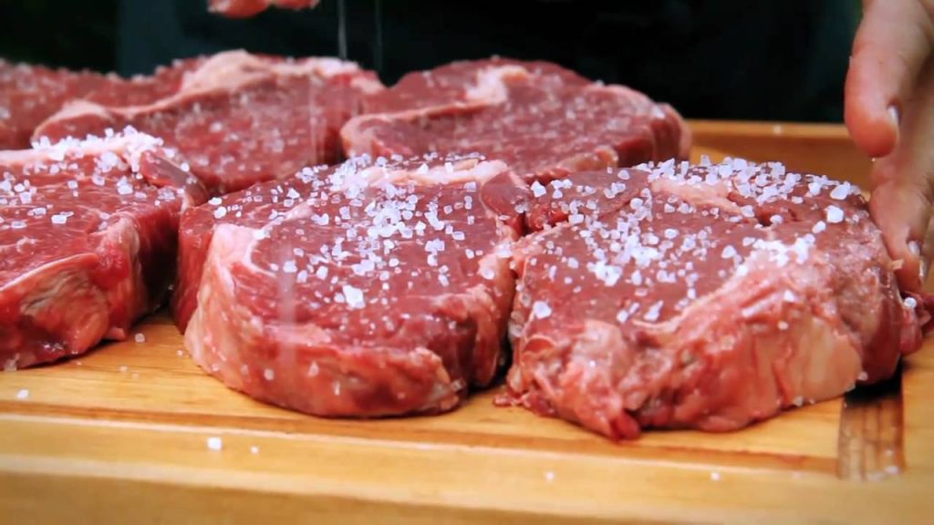 6 carnes para assar na grelha e não gastar muito dinheiro