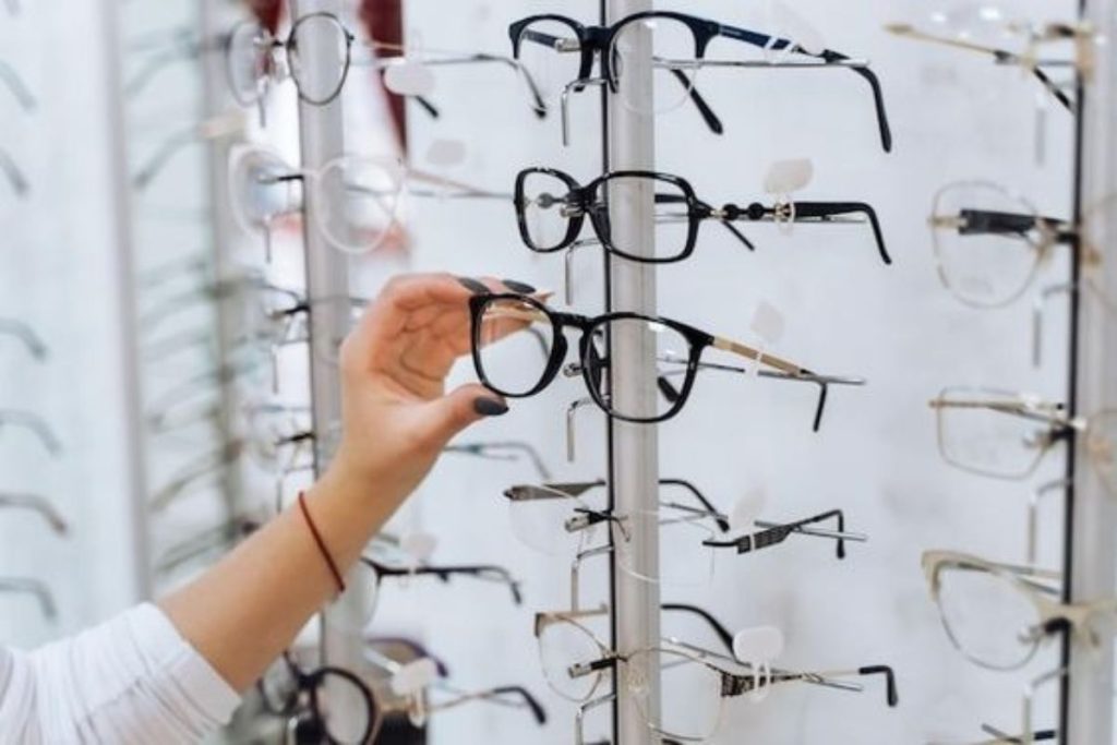 6 maneiras simples de tirar os arranhões dos óculos