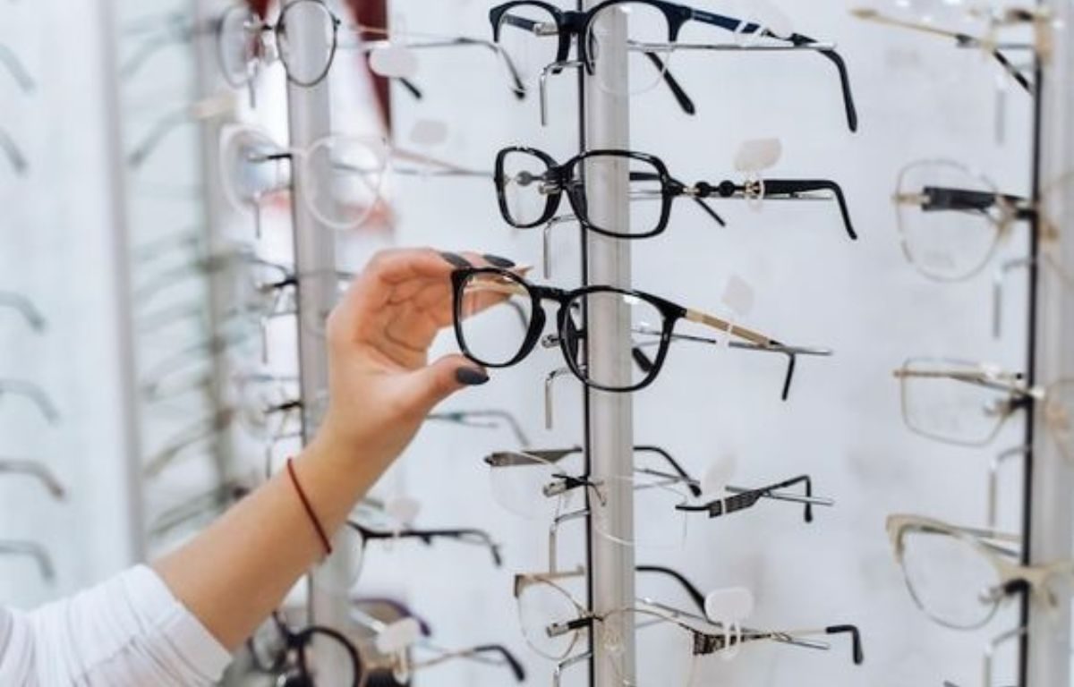 6 maneiras simples de tirar os arranhões dos óculos