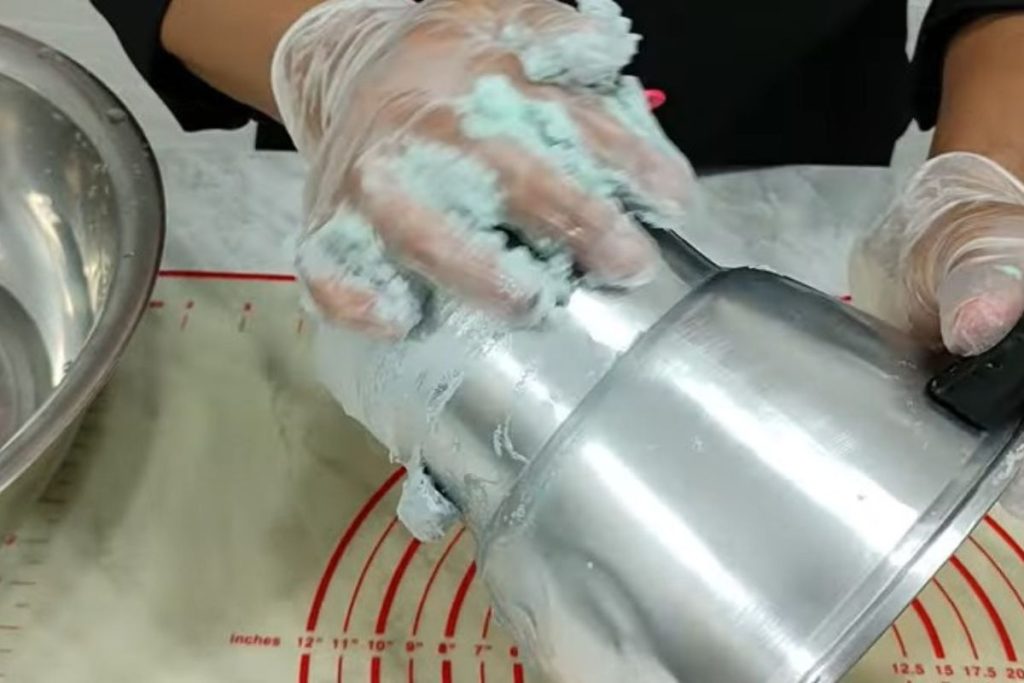 Esta pasta é fácil de fazer e vai deixar os alumínios da sua casa brilhando