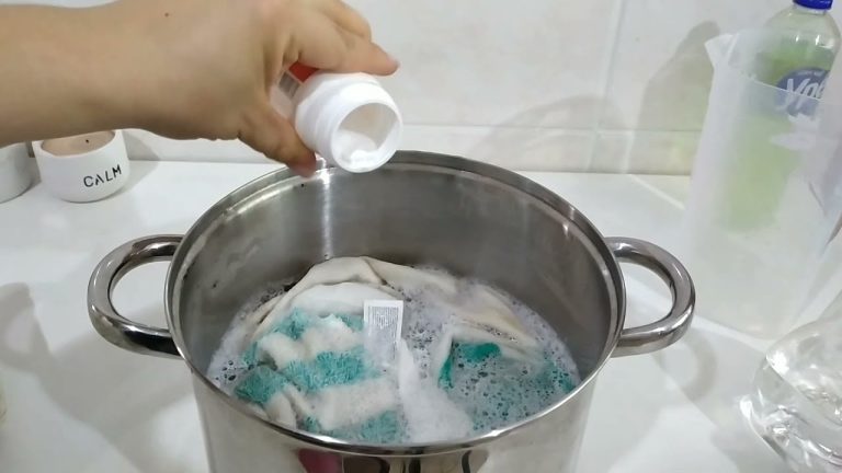 O truque das cozinheiras para lavar os panos de prato e deixá-los bem branquinhos