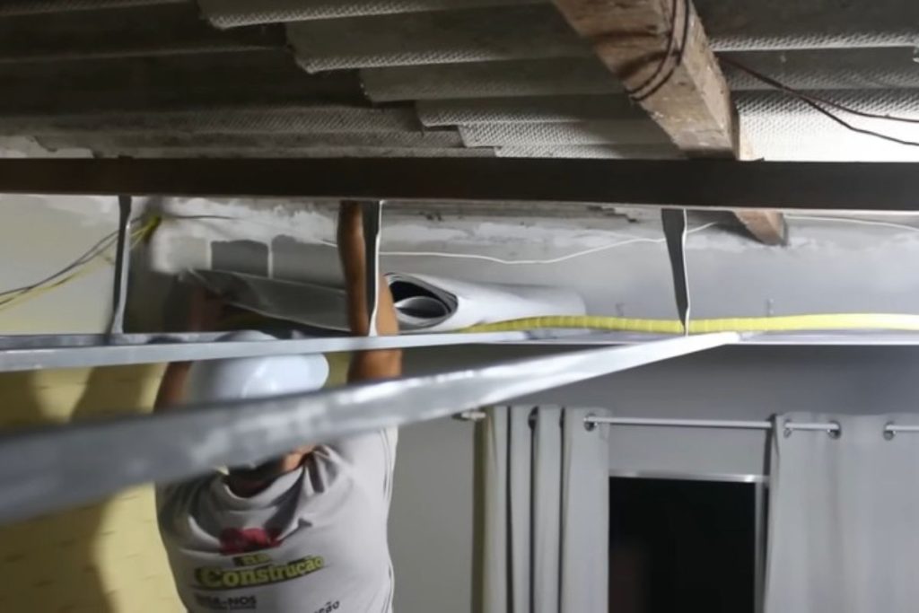 Pedreiro chama atenção com técnica para refrescar casa de quem não tem ventilador e ar-condicionado