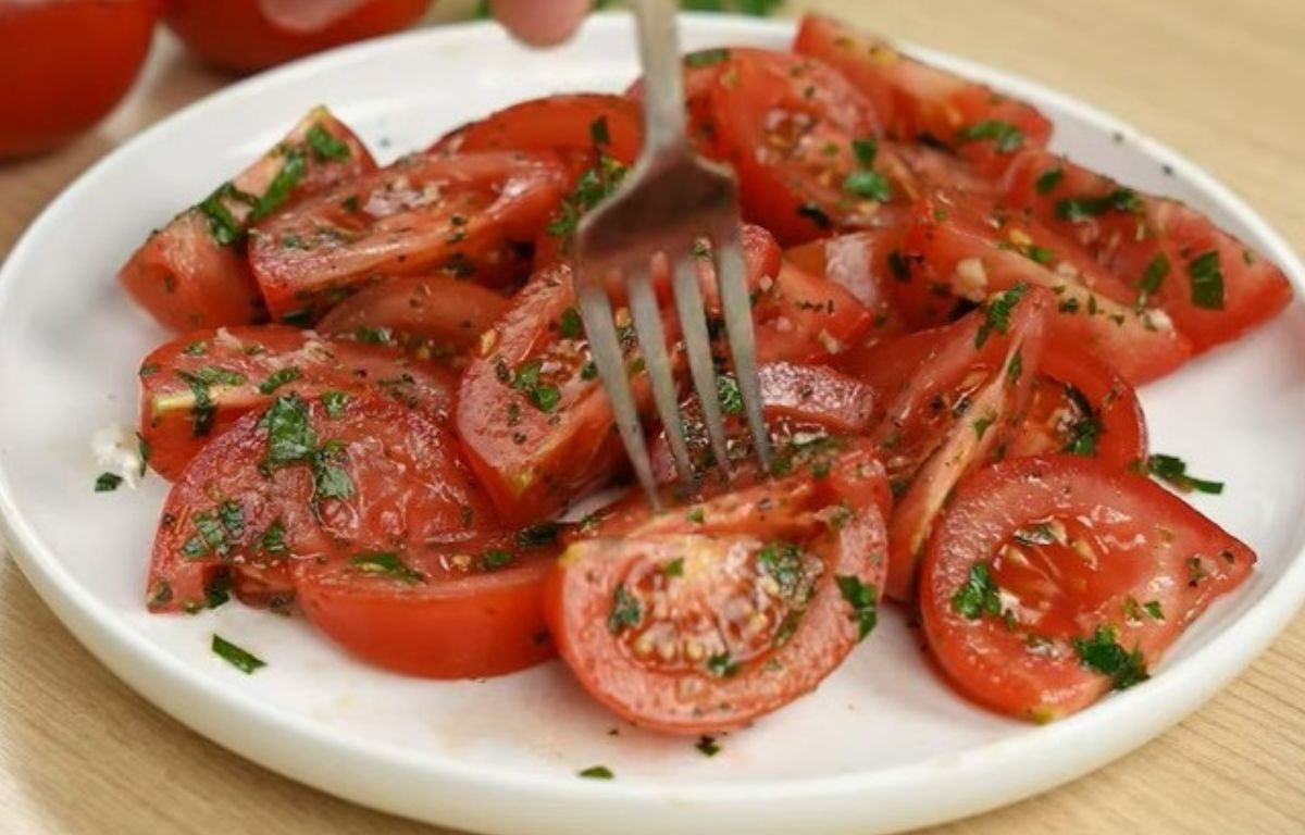 O truque dos restaurantes para temperar tomate e fazer uma deliciosa salada