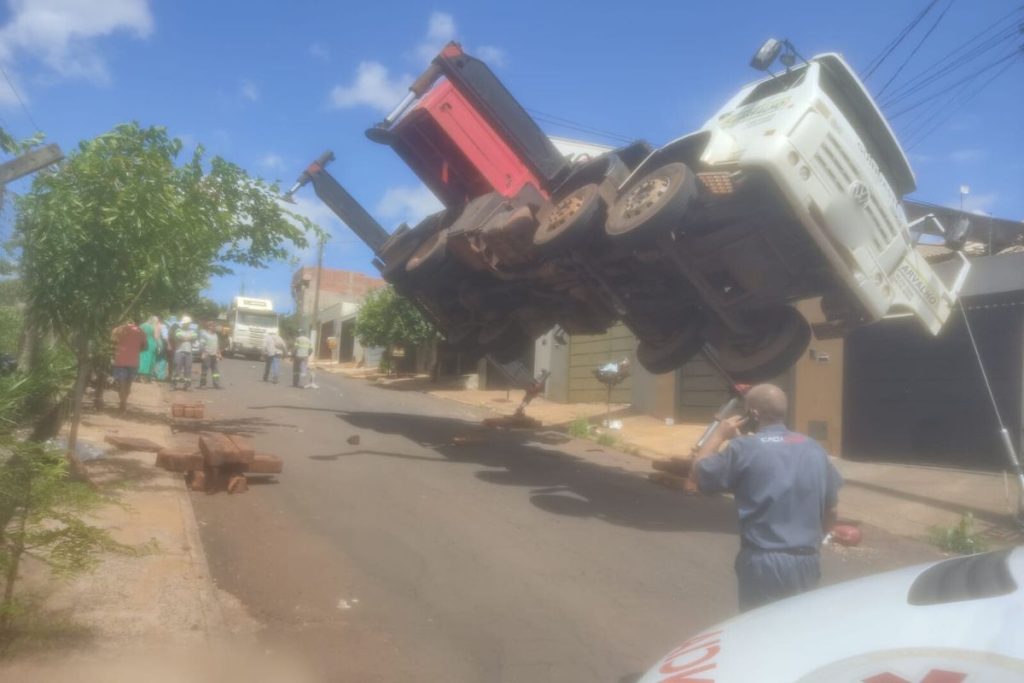 Guindaste tomba em cima de casas, causa destruição e 3 pessoas ficam feridas