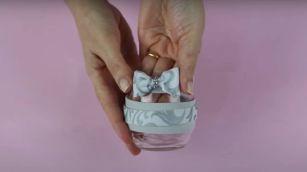 Lembrancinha de aniversário usando copo de vidro