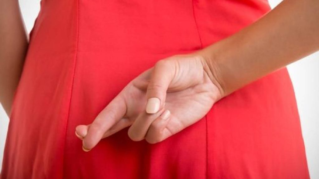 Dedo cruzado nas costas uma característica que as pessoas mentirosas têm