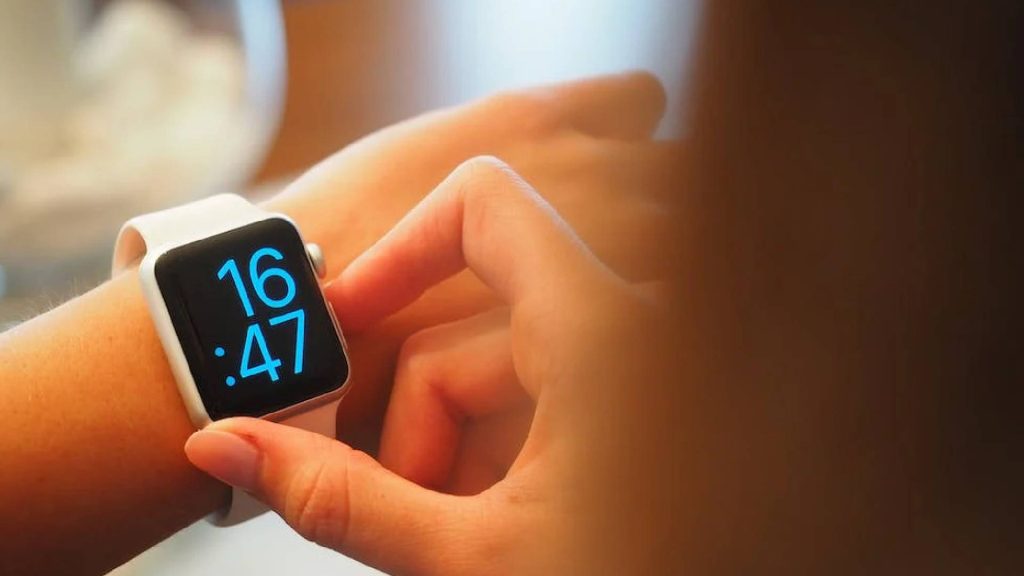 Pessoa olhando para o relógio com pensamentos que parecem inteligentes mas não são