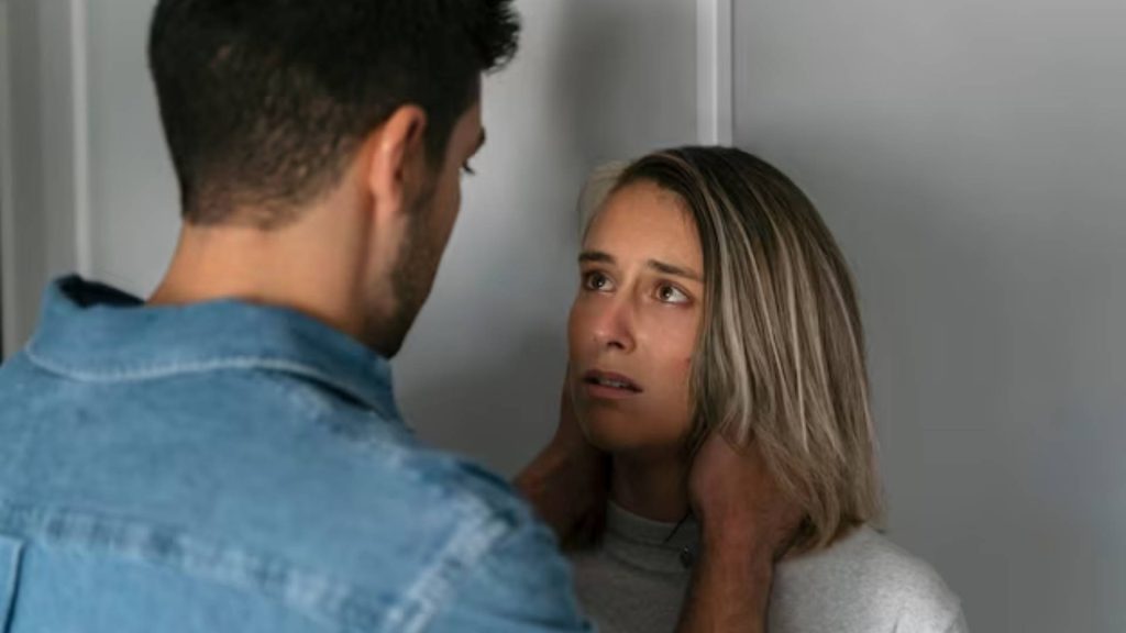 Mulher triste sendo traída simbolizando os nomes de homens que costumam trair