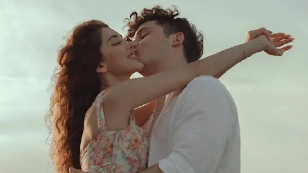 6 formas de fazer uma pessoa querer ficar com você sem precisar pedir