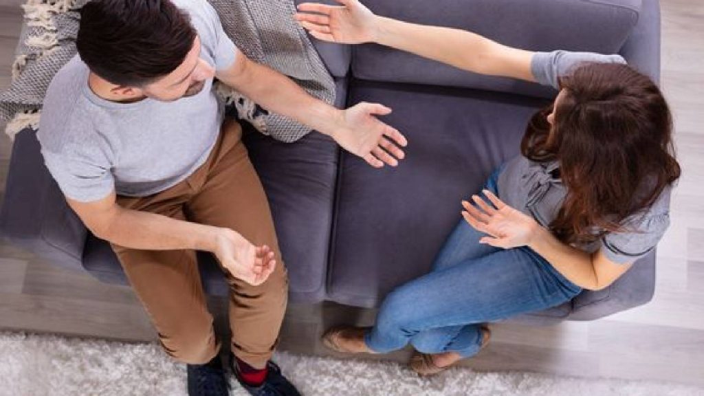 Casal discutindo prestes a pedir para terminar