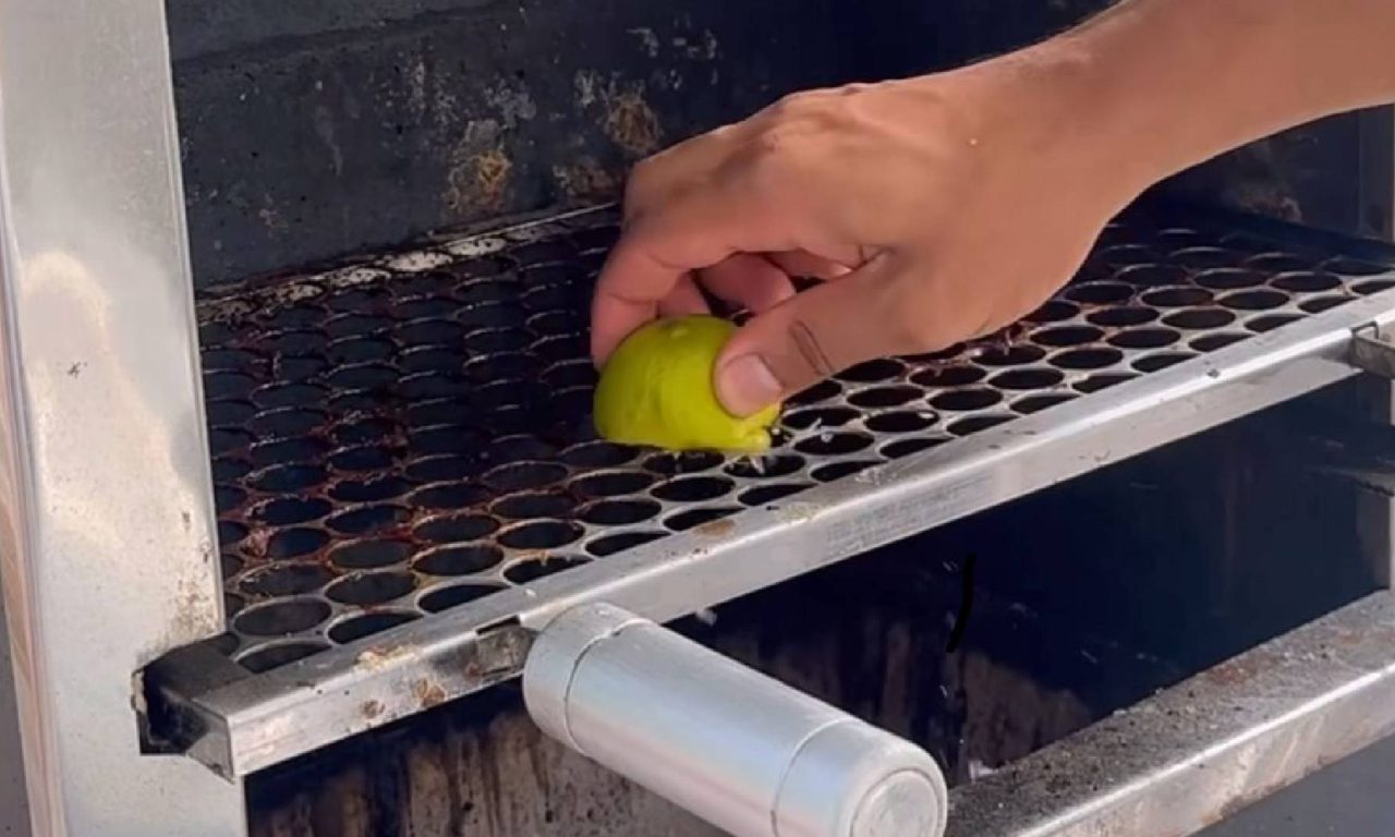 Pessoa ensinando maneira fácil de limpar a grelha