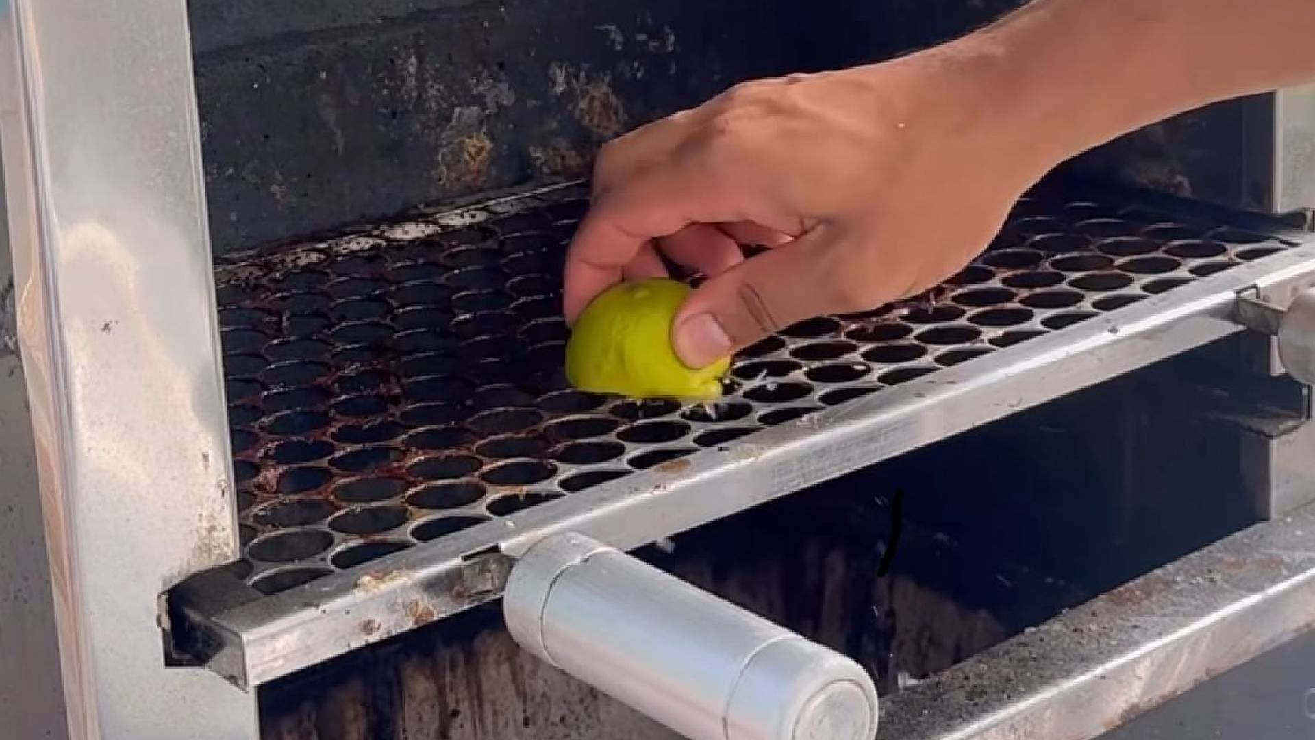 Pessoa ensinando maneira fácil de limpar a grelha